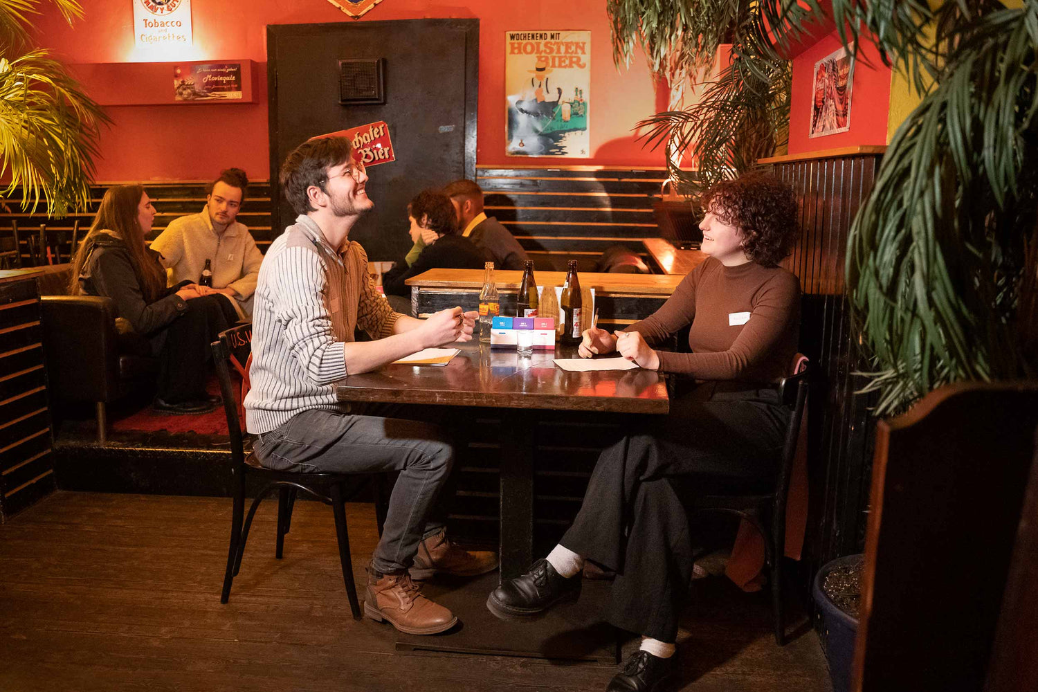 Honestly Date Night für 19-25 Jährige, zwei junge Leute unterhalten sich und lachen