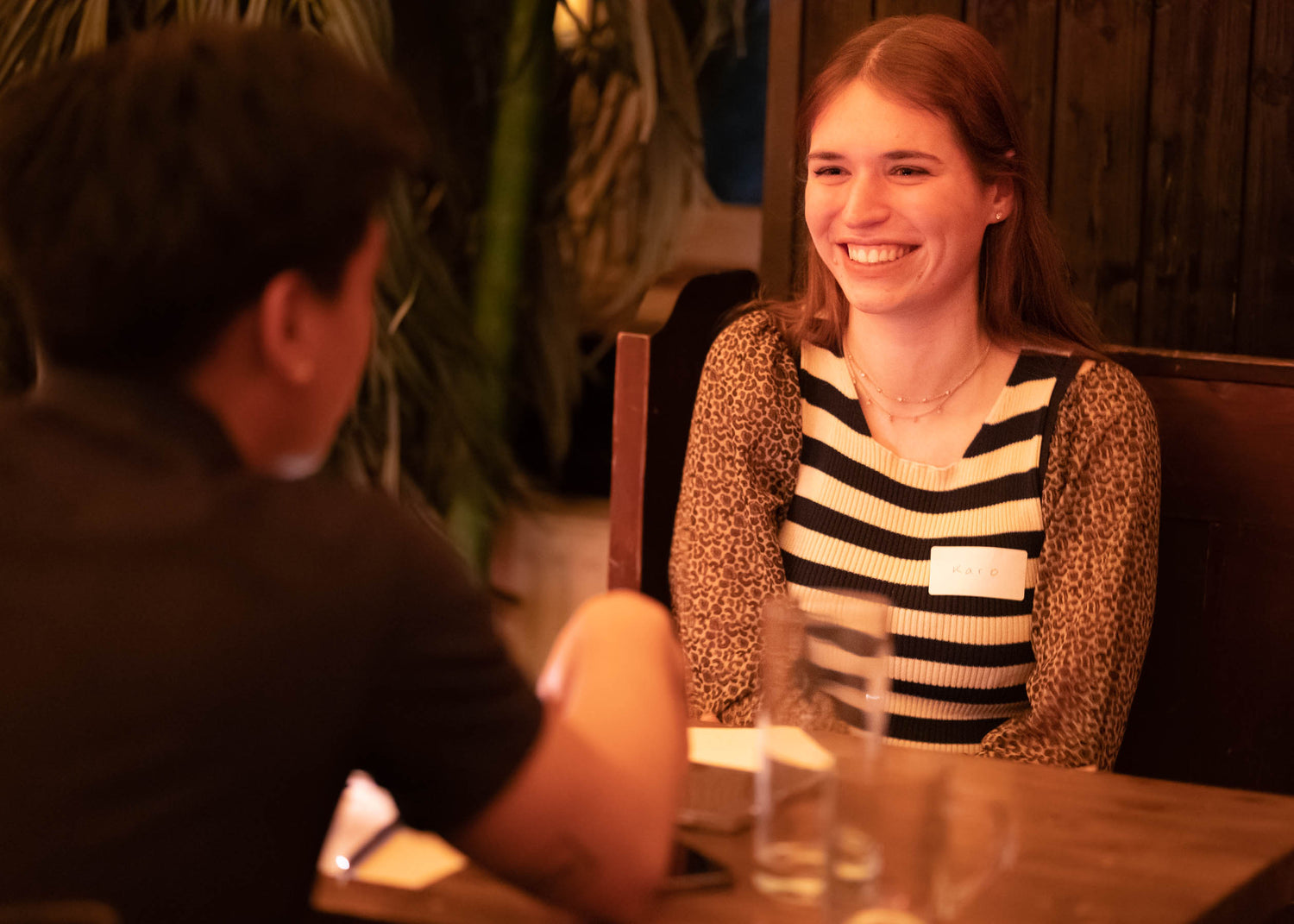 Ein HONESTLY. Date Night Event für 19-25 Jährige, ein Mädchen lächelt im Gespräch